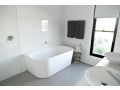 Somerton Ridge: Luxury modern house stunning bath Guest house, Joadja Creek - thumb 12