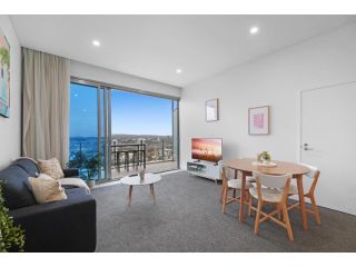 Spacious Top-Floor Apartment in Fantastic Location Apartment, Gold Coast - 2