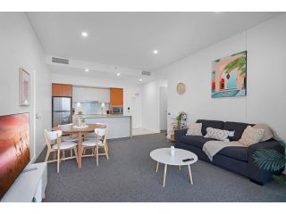 Spacious Top-Floor Apartment in Fantastic Location Apartment, Gold Coast - 1