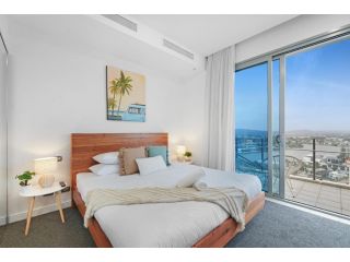 Spacious Top-Floor Apartment in Fantastic Location Apartment, Gold Coast - 3