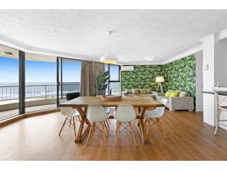 Spacious 2-bed Beach Apartment With Oceanview Apartment, Gold Coast - 1