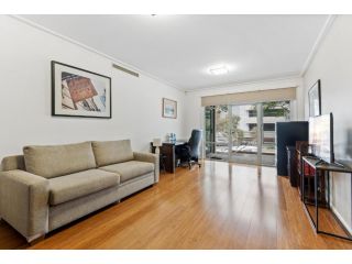 Spacious 2-Bed Unit Steps from Cafes and Beach Apartment, Melbourne - 3