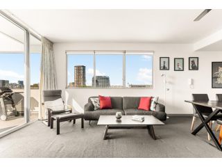 Spacious 2-Bed with Two Balconies with City Views Apartment, Sydney - 4