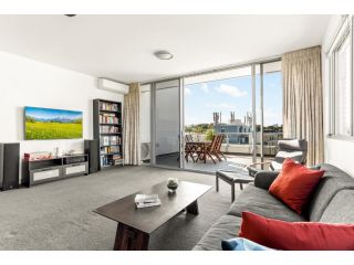 Spacious 2-Bed with Two Balconies with City Views Apartment, Sydney - 2