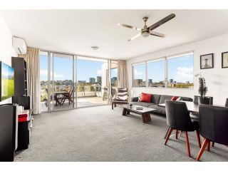 Spacious 2-Bed with Two Balconies with City Views Apartment, Sydney - 5