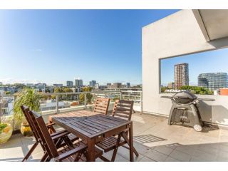 Spacious 2-Bed with Two Balconies with City Views Apartment, Sydney - 1