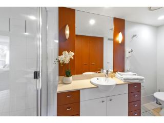 Spacious 2-bedroom unit in Chevron Apartment, Gold Coast - 5