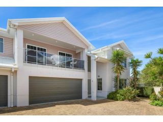 Spacious 3-Bed Home Moments from Beach Guest house, The Entrance - 2