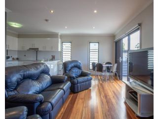 Spacious 3-bed Home with Bayviews from Balcony Guest house, Batemans Bay - 2