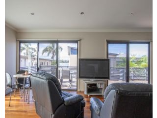 Spacious 3-bed Home with Bayviews from Balcony Guest house, Batemans Bay - 1