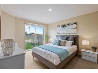 Spacious 3-bed House with Large Backyard Guest house, Dromana - 3