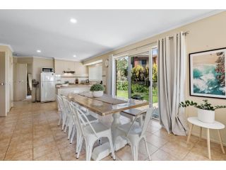 Spacious 3-bed House with Large Backyard Guest house, Dromana - 1