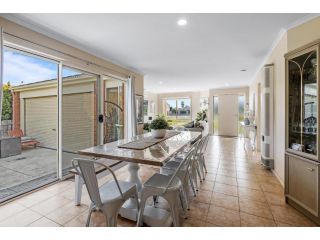Spacious 3-bed House with Large Backyard Guest house, Dromana - 5