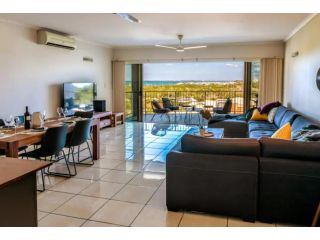 Spacious 3 br/2 bath apartment overlooking Darwin Apartment, Northern Territory - 2