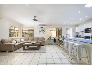 Spacious 4-Bed Home with Pool and Veranda Guest house, Mudjimba - 1