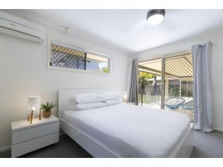 Spacious 4-Bed Home with Pool and Veranda Guest house, Mudjimba - 4