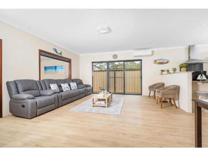 Spacious 4BR House Right Near The Beach - Fast WIFI and Massive 85&#x27; TV Guest house, Geraldton - imaginea 3