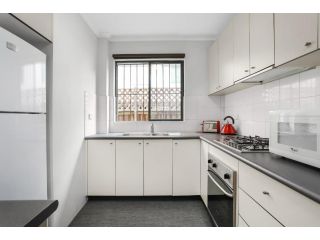 Spacious & Charming Alexandria 2 Bdrm Apartment - Secured Parking Space Apartment, Sydney - 5