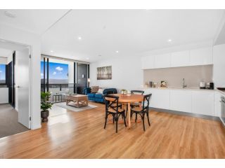 Convenient Location and Beautiful Views in Surfers Apartment, Gold Coast - 3