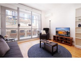 Spacious and Bright Studio in the Middle of Town Apartment, Sydney - 2