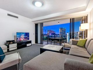 Spacious and Modern 3 Bed Apartment in Central Broadbeach at Sierra Grand Apartment, Gold Coast - 2