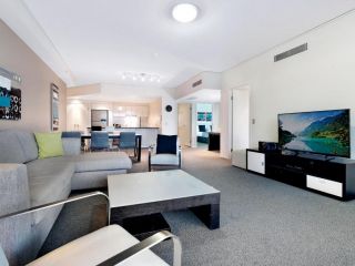 Spacious and Modern 3 Bed Apartment in Central Broadbeach at Sierra Grand Apartment, Gold Coast - 4