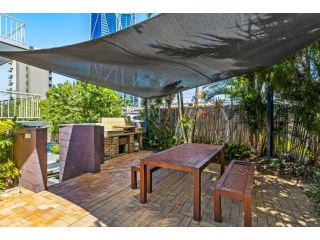 Spacious Apartment with Pool in Prime Location Apartment, Gold Coast - 1