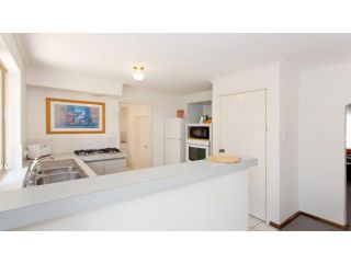 Spacious City Townhouse close to Burswood Villa, Perth - 3