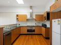 Spacious Family sized getaway with views Guest house, Brisbane - thumb 4