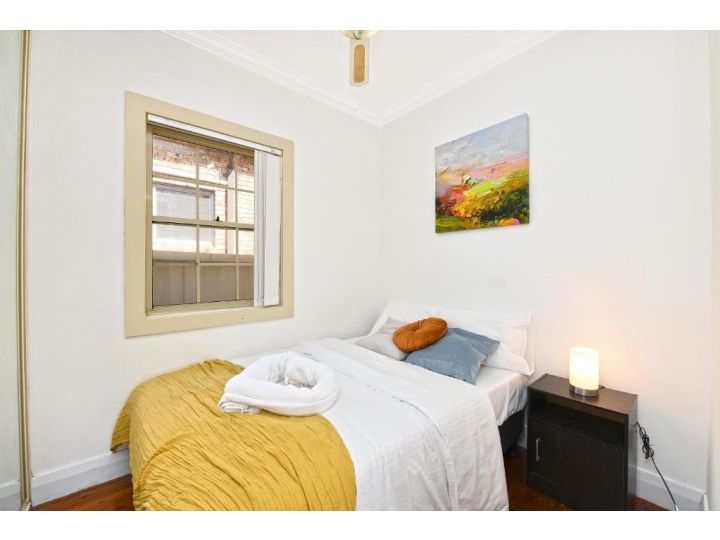 Spacious House with Queen Beds Home Cinema Guest house, Sydney - imaginea 7