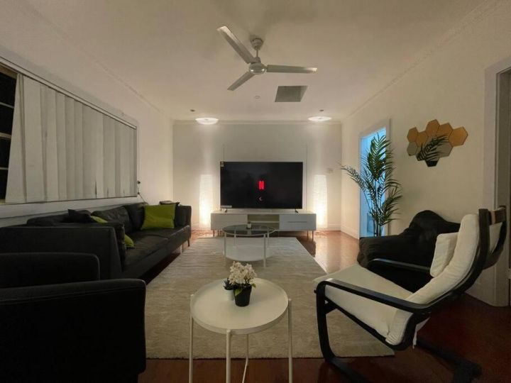 Spacious House with Queen Beds Home Cinema Guest house, Sydney - imaginea 1