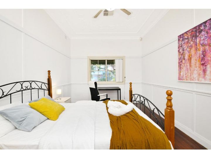Spacious House with Queen Beds Home Cinema Guest house, Sydney - imaginea 8