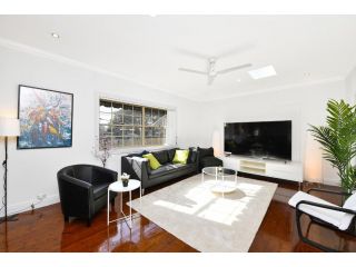 Spacious House with Queen Beds Home Cinema Guest house, Sydney - 4
