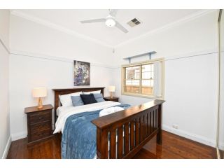 Spacious House with Queen Beds Home Cinema Guest house, Sydney - 5