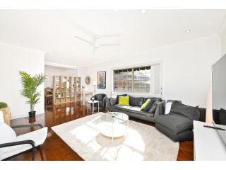 Spacious House with Queen Beds Home Cinema Guest house, Sydney - 2