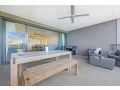 Spacious Indoor and Outdoor Waterfront Fringe Stay Apartment, Darwin - thumb 10