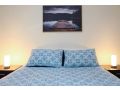 Spacious Indoor and Outdoor Waterfront Fringe Stay Apartment, Darwin - thumb 18