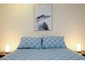 Spacious Indoor and Outdoor Waterfront Fringe Stay Apartment, Darwin - thumb 15