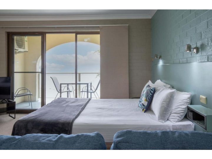 Spacious Ocean Front 2-Bed Apartment Apartment, Batehaven - imaginea 1