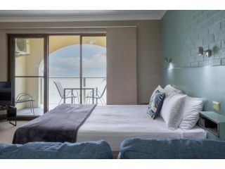 Spacious Ocean Front 2-Bed Apartment Apartment, Batehaven - 1