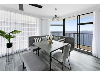 Spacious Beachfront Pad with BBQ, Pool & Spa Apartment, Gold Coast - 3