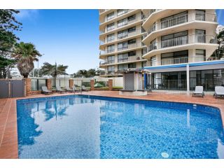 Spacious Beachfront Pad with BBQ, Pool & Spa Apartment, Gold Coast - 4