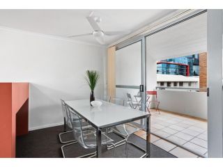 Spacious Southport Townhouse with Balcony Apartment, Gold Coast - 1
