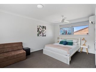 Spacious Southport Townhouse with Balcony Apartment, Gold Coast - 5