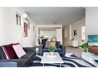 Spacious Two-Bedroom Apartment near Hospital Apartment, Sydney - 2