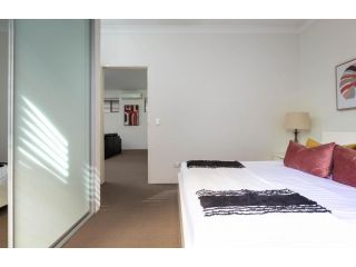 Spacious Two-Bedroom Apartment near Hospital Apartment, Sydney - 3
