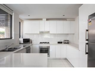 Spacious Two-Bedroom Apartment near Hospital Apartment, Sydney - 5