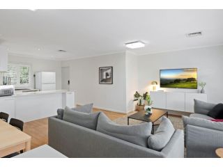 Spaciously Chic 2-Bed In Prime Location Apartment, Melbourne - 4