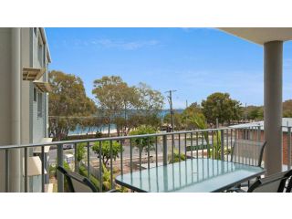 Spectacular Unit Overlooking Pumicestone Passage - Welsby Pde, Bongaree Guest house, Bongaree - 2