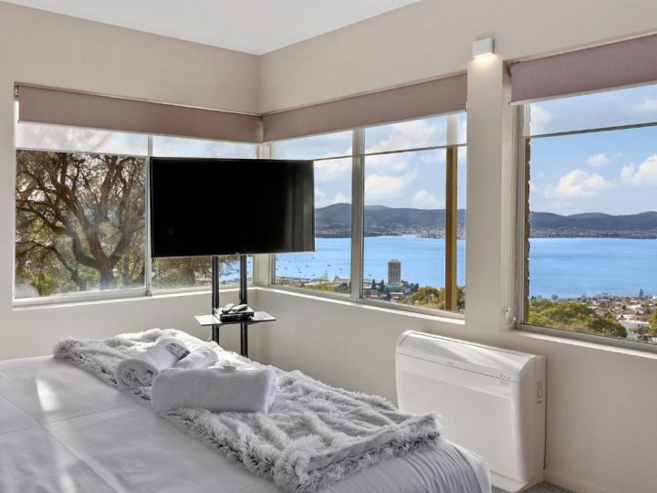 Spectacular Views - 5 Bedroom House and Unit Guest house, Sandy Bay - imaginea 1